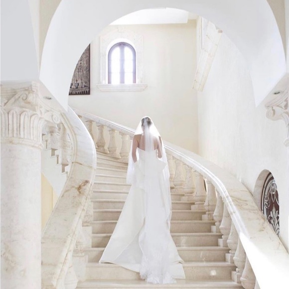 Monique Lhuillier Couture Wedding Gown - Picture 3 of 12